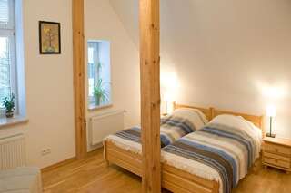 Отели типа «постель и завтрак» Stara Szkola Trzcin 20 Trzcin Двухместный номер с двуспальной кроватью и дополнительной кроватью-2
